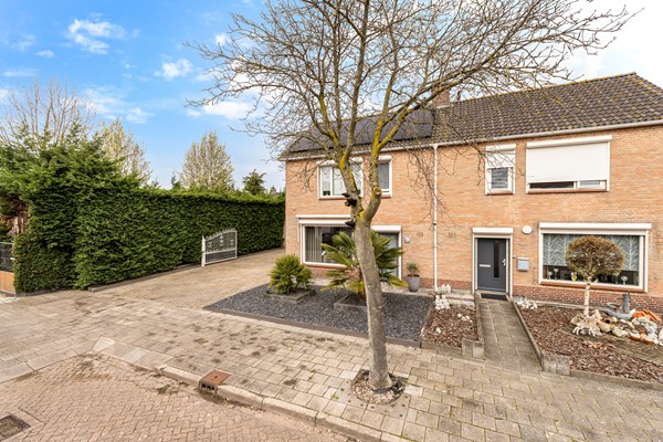 Foto - Te koop: Ruime 2-onder-1-kapwoning met dubbele garage, eigen oprit en fijne tuin
